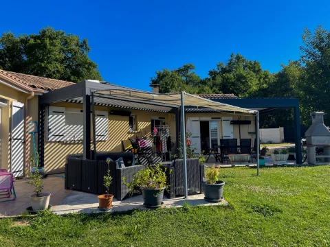 Pose d'une double pergola bioclimatique trapézoïdale à REIGNAC (33) 