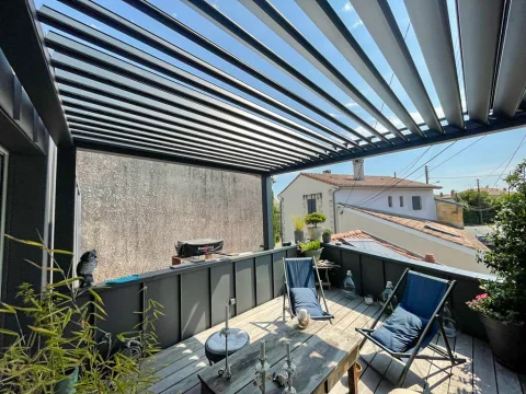 Pose d'une pergola bioclimatique trapézoïdale à LE BOUSCAT (33) 