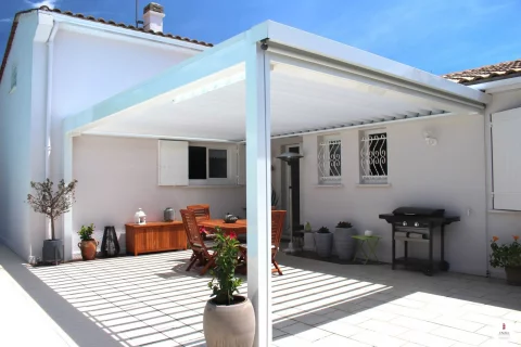 Pose d'une pergola bioclimatique adossée avec éclairage et store à SALAUNES (33)