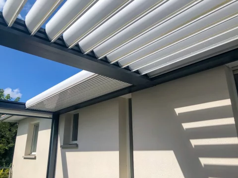 Pose d'une double pergola bioclimatique rétractable à MONTUSSAN (33) 