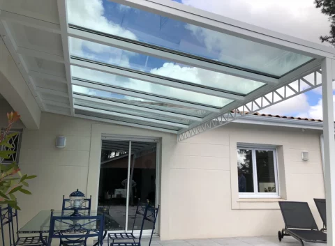 Pergola bioclimatique en acier