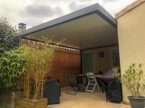 Pose d'une pergola Bioclimatique à SAINT-LOUBES (33)