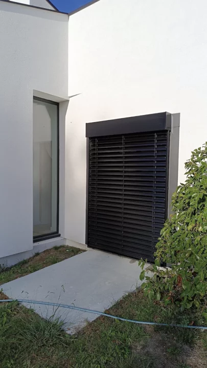 Pose d'un brise soleil orientable avec caisson extérieur à Saint-Sulpice-et-Cameyrac (33)