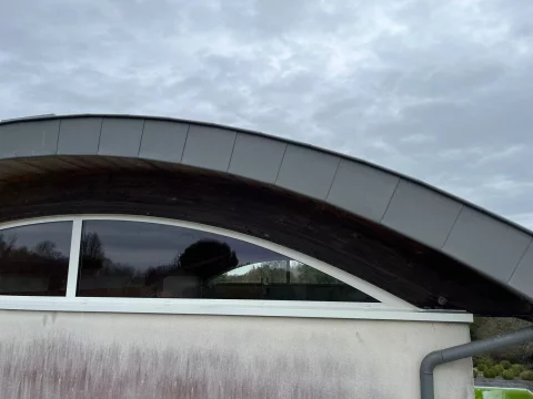 Conception et pose de fenêtres demie-lune sur-mesure à Pompignac (33)