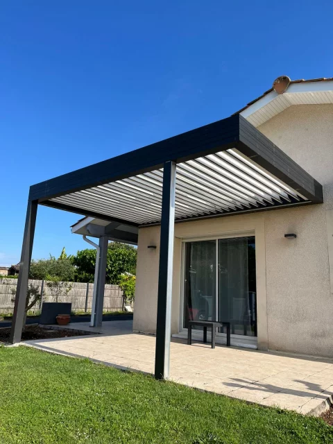 Pose d'une pergola bioclimatique sur mesure à Pompignac (33)