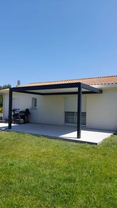 Pose d'une pergola bioclimatique sur mesure à Camblane-et-Meynac (33)