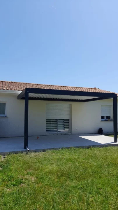 Pose d'une pergola bioclimatique sur mesure à Camblane-et-Meynac (33)