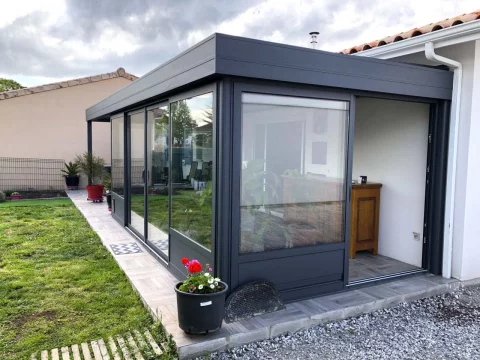 Pose dune véranda toit plat et pergola bioclimatique adossée à LACANAU (33)