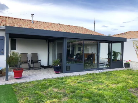 Pose dune véranda toit plat et pergola bioclimatique adossée à LACANAU (33)