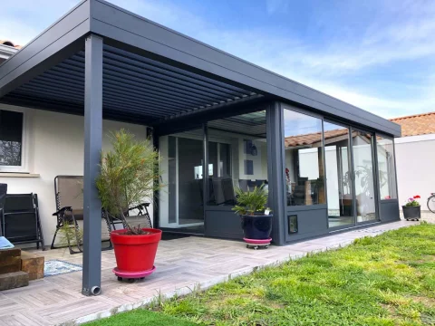 Pose dune véranda toit plat et pergola bioclimatique adossée à LACANAU (33)