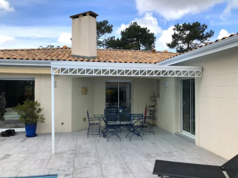 Pose dune pergola en acier de couleur blanche à LACANAU (33)