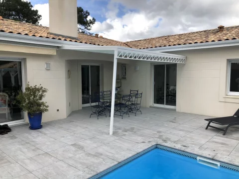 Pose dune pergola en acier de couleur blanche à LACANAU (33)