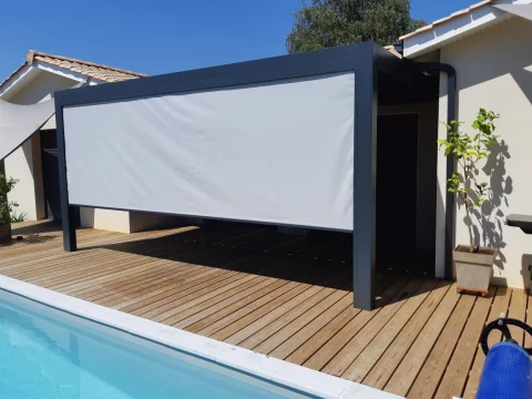 Pergola bioclimatique orientable avec store toile vertical