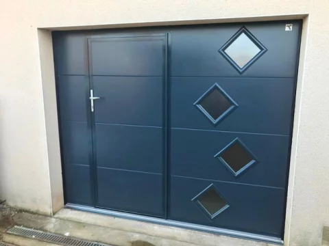 Porte de garage sectionnelle avec portillon et hublots design