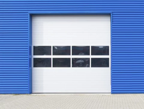 Porte de garage industrielle blanche avec cassettes