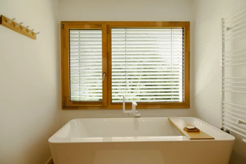 Fenêtres en bois triple vitrage - salle de bain