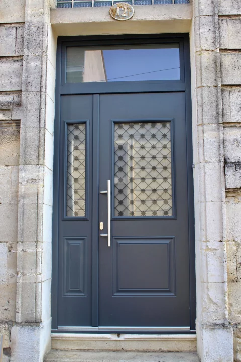Pose d’une porte de garage et d'une porte d'entrée en aluminium à BORDEAUX (33)