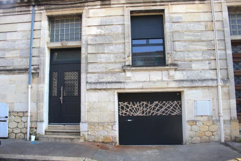 Pose d’une porte de garage et d'une porte d'entrée en aluminium à BORDEAUX (33)