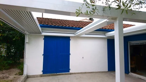 Pose d'une pergola bioclimatique avec double rétractation centrale à PESSAC (33)