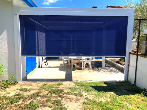 Pose d'une pergola bioclimatique avec double rétractation centrale à PESSAC (33)