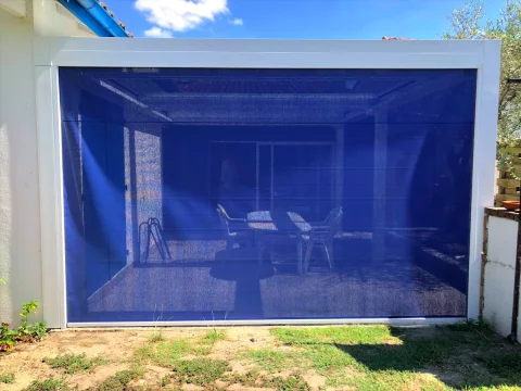 Pose d'une pergola bioclimatique avec double rétractation centrale à PESSAC (33)