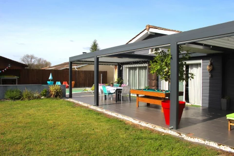 Pose d'une pergola bioclimatique trois modules rétractables à IZON (33)