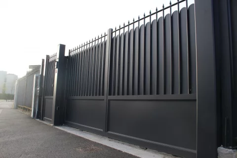 Pose d'un portail et motorisé et d'une clôture en aluminium à BÈGLES (33)