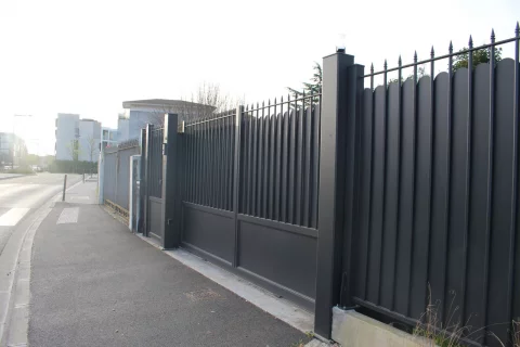 Pose d'un portail et motorisé et d'une clôture en aluminium à BÈGLES (33)
