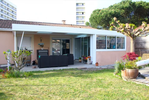 Pose de pergola, véranda toit plat et menuiserie type atelier à GRADIGNAN (33)