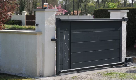 Pose d'un portail motorisé en aluminium et changement de fenêtres à CESTAS (33)