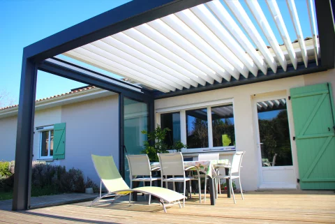 Pose d'une pergola bioclimatique rétractable en alu à SAINT-LÉON (33)