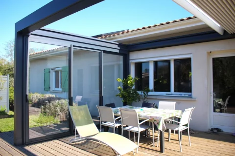 Pose d'une pergola bioclimatique rétractable en alu à SAINT-LÉON (33)