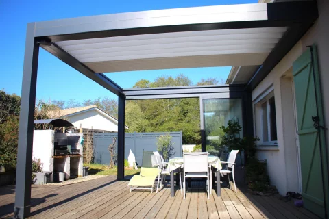 Pose d'une pergola bioclimatique rétractable en alu à SAINT-LÉON (33)