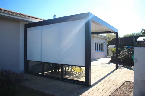 Pose d'une pergola bioclimatique rétractable en alu à SAINT-LÉON (33)