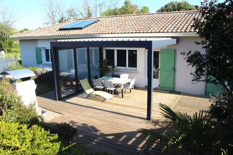 Pose d'une pergola bioclimatique rétractable en alu à SAINT-LÉON (33)