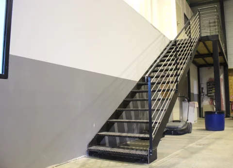 Pose d'un escalier industriel, d'une mezzanine ainsi que d'un garde corps type industriel à MONTUSSAN (33)