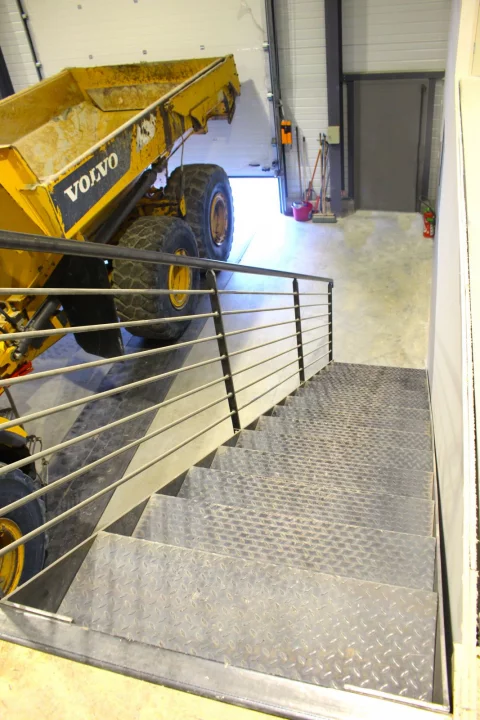 Pose d'un escalier industriel, d'une mezzanine ainsi que d'un garde corps type industriel à MONTUSSAN (33)