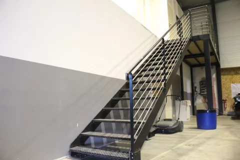 Pose d'un escalier industriel, d'une mezzanine ainsi que d'un garde corps type industriel à MONTUSSAN (33)