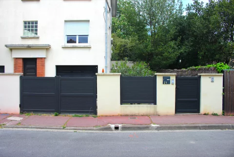 Pose d'une porte de garage sectionnelle ainsi que d'un portail motorisé au BOUSCAT (33)