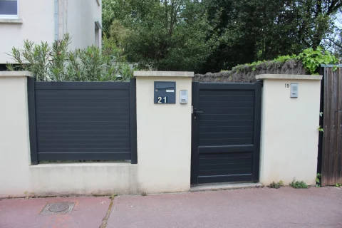 Pose d'une porte de garage sectionnelle ainsi que d'un portail motorisé au BOUSCAT (33)