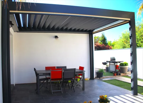 Pose d'une pergola bioclimatique rétractable avec leds et stores intégrés à LANTON (33)