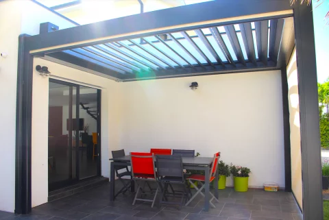 Pose d'une pergola bioclimatique rétractable avec leds et stores intégrés à LANTON (33)