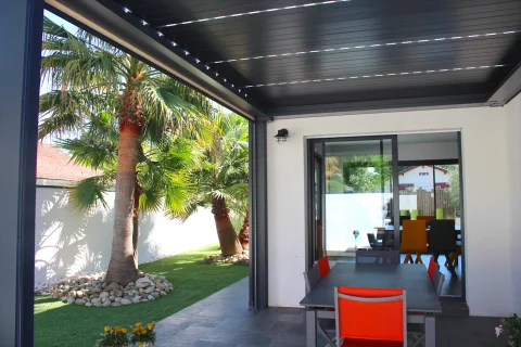 Pose d'une pergola bioclimatique rétractable avec leds et stores intégrés à LANTON (33)