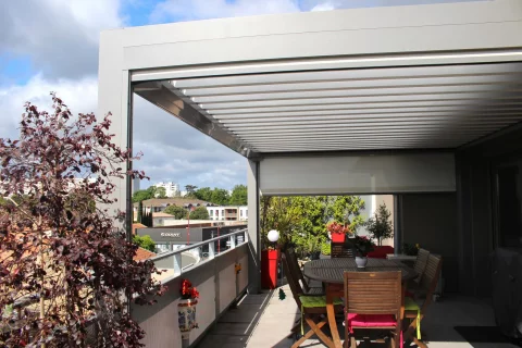 Pose d'une pergola bioclimatique à rétractation centrale avec leds intégrées à MÉRIGNAC (33)