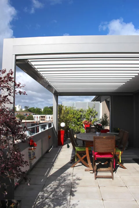 Pose d'une pergola bioclimatique à rétractation centrale avec leds intégrées à MÉRIGNAC (33)