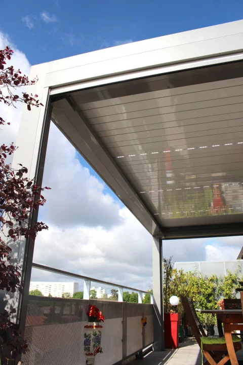 Pose d'une pergola bioclimatique à rétractation centrale avec leds intégrées à MÉRIGNAC (33)