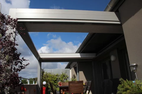 Pose d'une pergola bioclimatique à rétractation centrale avec leds intégrées à MÉRIGNAC (33)