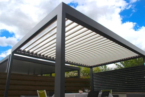 Pose d'une pergola bioclimatique orientable sur plots béton à LORMONT (33)