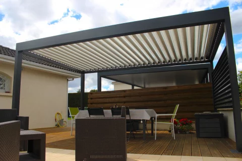 Pose d'une pergola bioclimatique orientable sur plots béton à LORMONT (33)