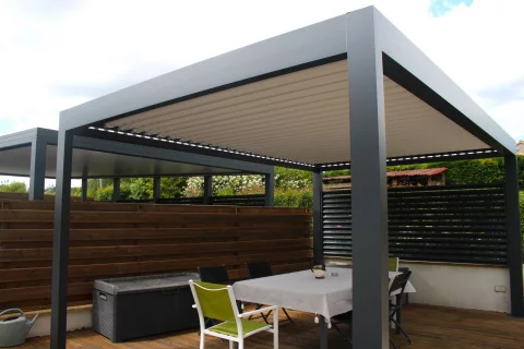 Pose d'une pergola bioclimatique orientable sur plots béton à LORMONT (33)